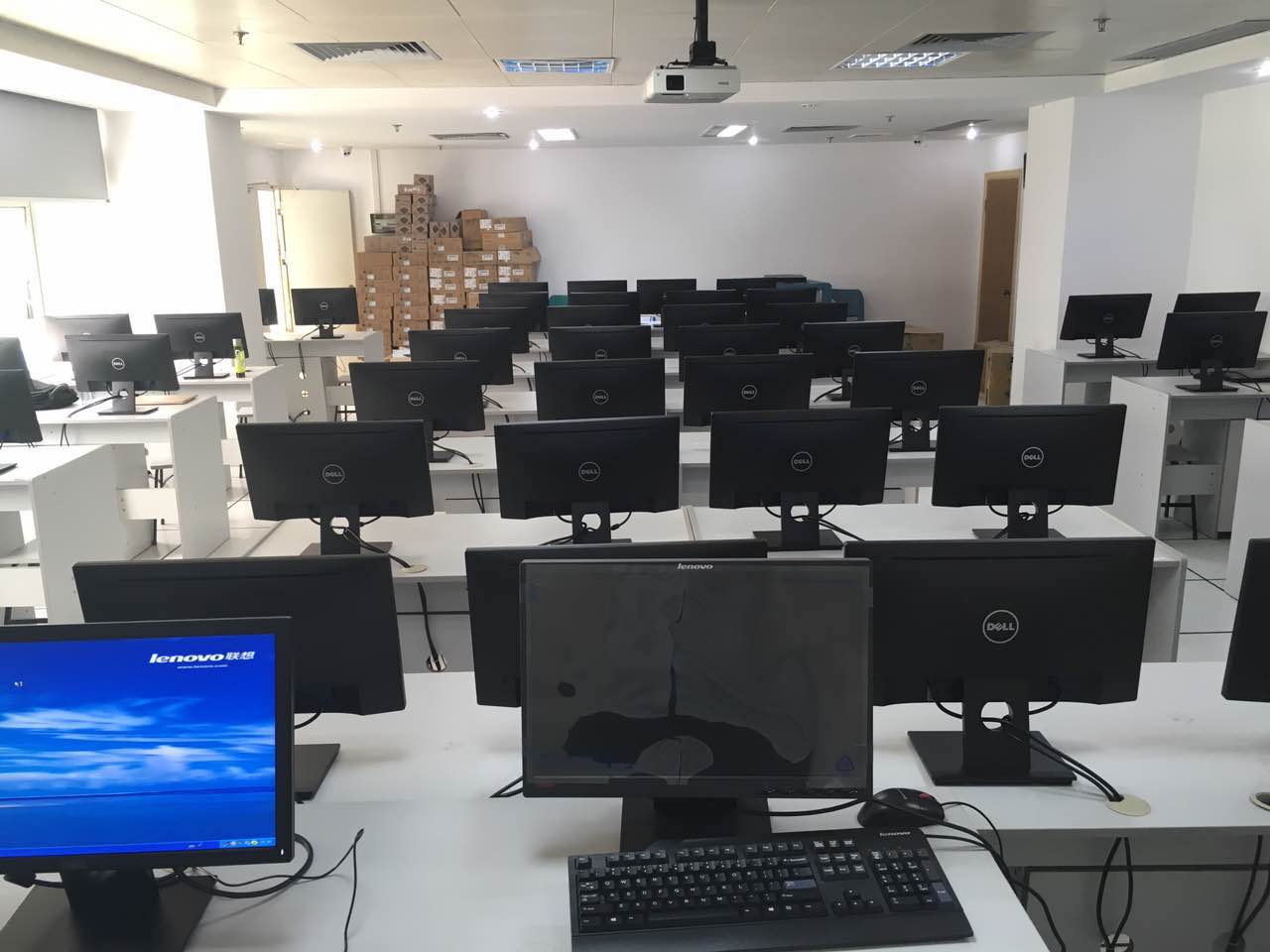 厦门市集美区人力资源中心培训室 云桌面产品与虚拟化方案助推教育咨询服务发展